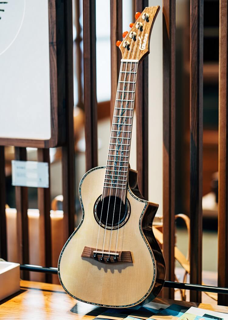 UKR15 Solid Spruce Caidie Wood Cutaway Concert Ukulele